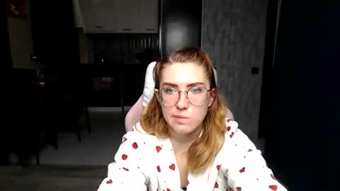 Snapshot of reginasmilee chatting on 11/26/25, 01:39 Regina online show from 11/26/25, 01:39