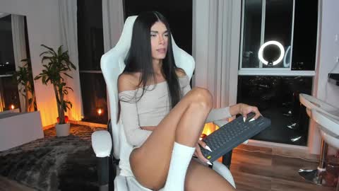 Snapshot of reichel_gray chatting on 01/18/25, 06:24 REICHEL online show from 01/18/25, 06:24