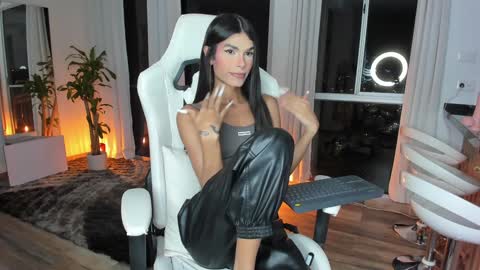 Snapshot of reichel_gray chatting on 01/29/25, 01:27 REICHEL online show from 01/29/25, 01:27