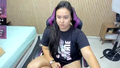 Snapshot of reina_loren chatting on 05/24/26, 03:44 reina_loren online show from 05/24/26, 03:44