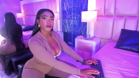 Snapshot of reinamiah chatting on 11/28/25, 12:08 Miah online show from 11/28/25, 12:08