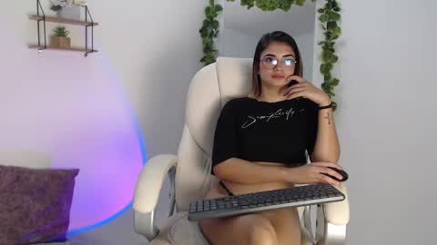 Snapshot of rem_evans chatting on 12/08/24, 12:51 Erika online show from 12/08/24, 12:51