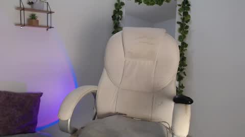 Snapshot of rem_evans chatting on 12/11/24, 03:02 Erika online show from 12/11/24, 03:02