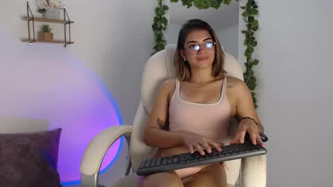 Snapshot of rem_evans chatting on 12/15/24, 06:40 Erika online show from 12/15/24, 06:40