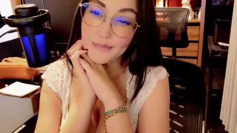 Snapshot of renata100 chatting on 05/30/26, 07:33 Amelie online show from 05/30/26, 07:33