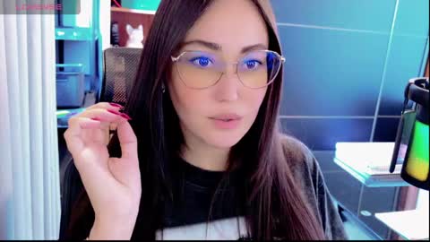Snapshot of renata100 chatting on 05/31/26, 04:03 Amelie online show from 05/31/26, 04:03