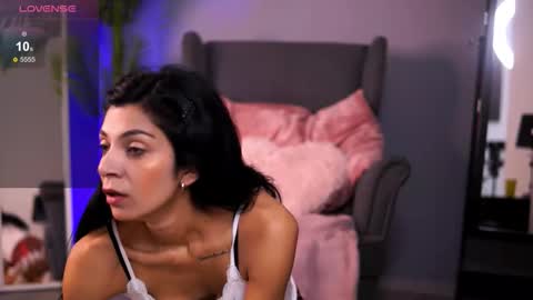 Snapshot of reneevoss chatting on 10/28/25, 05:00 Rena online show from 10/28/25, 05:00