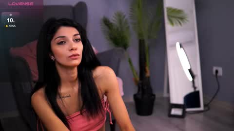 Snapshot of reneevoss chatting on 11/04/25, 04:22 Rena online show from 11/04/25, 04:22