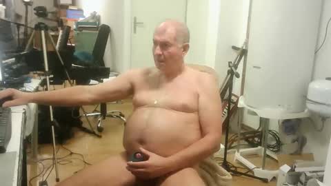 Snapshot of renefr chatting on 11/12/25, 12:00 renefr online show from 11/12/25, 12:00