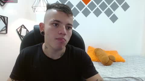 Snapshot of rennesanti chatting on 12/31/24, 06:57 R E N E online show from 12/31/24, 06:57