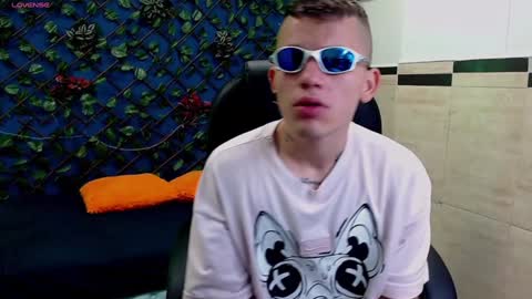 Snapshot of rennesanti chatting on 01/11/25, 04:16 R E N E online show from 01/11/25, 04:16