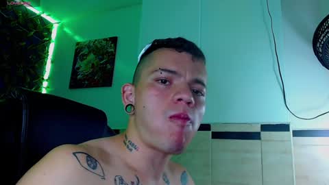 Snapshot of rennesanti chatting on 01/12/25, 12:33 R E N E online show from 01/12/25, 12:33