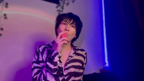 Snapshot of rennuts chatting on 12/07/24, 06:15 rennuts online show from 12/07/24, 06:15