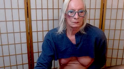 Snapshot of resisty chatting on 11/17/25, 11:43 Betsy online show from 11/17/25, 11:43