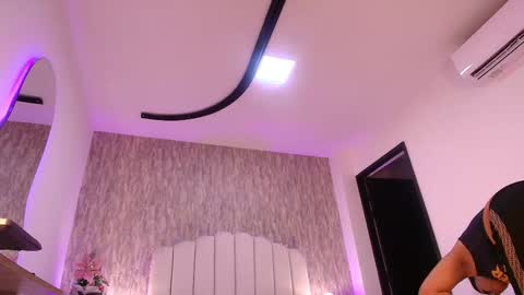 Snapshot of reven_lilith chatting on 12/14/25, 03:01 REVEN online show from 12/14/25, 03:01