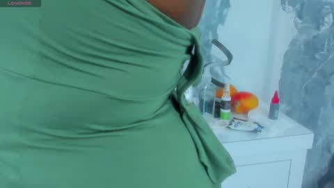 Snapshot of rianamanson chatting on 10/19/25, 09:04 Riana online show from 10/19/25, 09:04