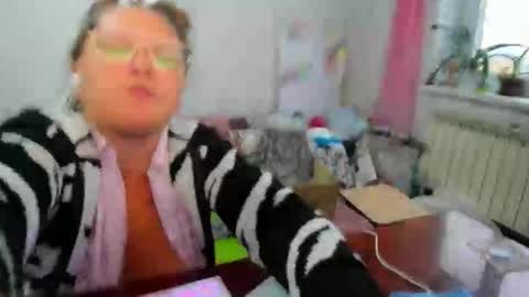 Anna - not anna - right Anna  online show from 10/22/25, 01:11