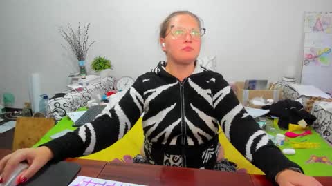 Anna - not anna - right Anna  online show from 11/10/25, 12:59