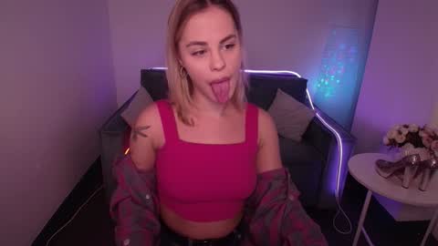 Snapshot of rikaraily chatting on 02/07/25, 08:01 Rika online show from 02/07/25, 08:01