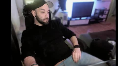 Snapshot of riptid3_ chatting on 03/04/25, 08:35 Ask Me online show from 03/04/25, 08:35