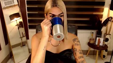 Snapshot of ririmoorets chatting on 12/18/25, 10:10 riri online show from 12/18/25, 10:10