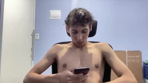 Snapshot of roandry909974 chatting on 12/11/24, 01:15 roandry909974 online show from 12/11/24, 01:15