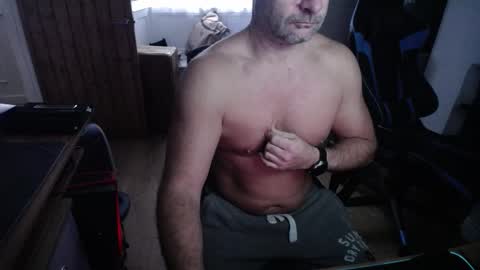 Snapshot of rob28101 chatting on 11/18/25, 08:08 rob online show from 11/18/25, 08:08