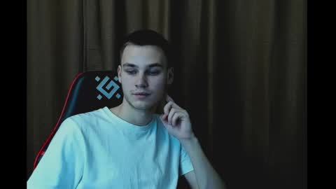 robert10211 online show from 12/20/24, 07:07