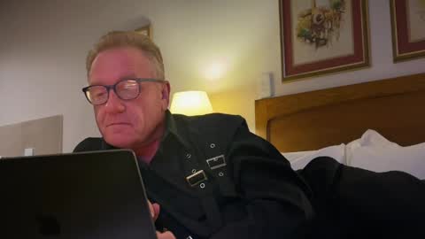 RobertTheRabbit online show from 04/11/26, 07:07