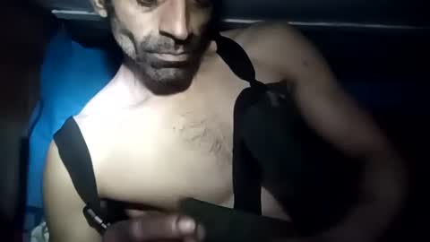 Snapshot of robincom23 chatting on 12/18/25, 04:29 R online show from 12/18/25, 04:29