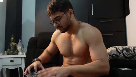 Snapshot of roger_belmont chatting on 10/11/25, 05:17 Roger Belmont online show from 10/11/25, 05:17