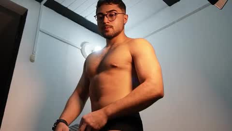 Snapshot of roger_belmont chatting on 11/05/25, 04:34 Roger Belmont online show from 11/05/25, 04:34