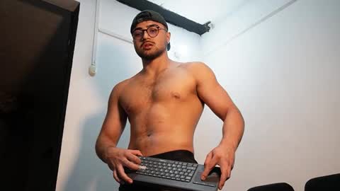 Snapshot of roger_belmont chatting on 11/07/25, 04:12 Roger Belmont online show from 11/07/25, 04:12