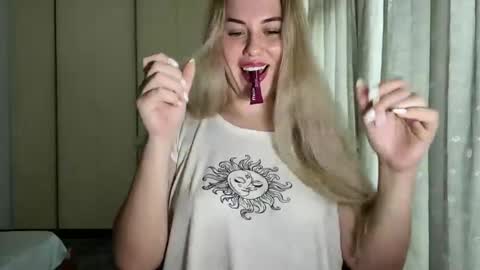 Rosali online show from 12/15/25, 10:08