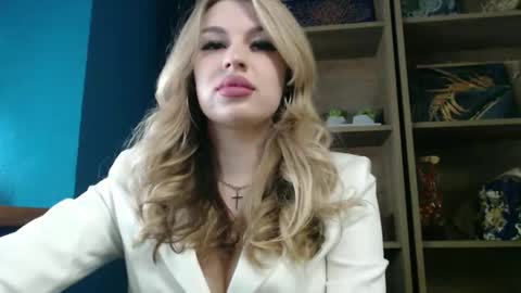 Snapshot of rosaline_ly chatting on 05/19/26, 11:38 Rosalina online show from 05/19/26, 11:38