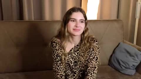 Snapshot of rosalvaulman chatting on 11/25/25, 03:23 Kylie online show from 11/25/25, 03:23