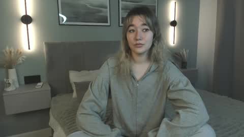 Mia online show from 11/26/25, 07:20