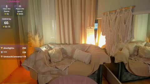 Snapshot of rose_charming_ chatting on 02/27/25, 01:59 Rose online show from 02/27/25, 01:59