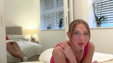 Snapshot of rosebella_ chatting on 10/17/25, 04:42 Bella  online show from 10/17/25, 04:42