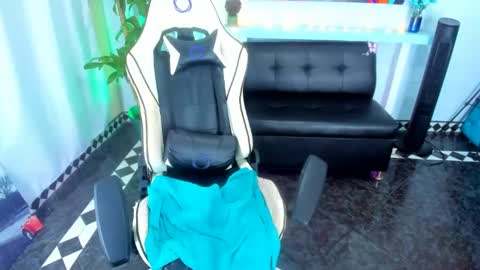 Snapshot of rosee_honey_ chatting on 03/03/25, 12:48 rose online show from 03/03/25, 12:48