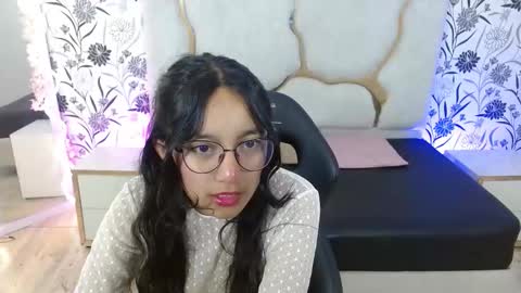 Snapshot of rosee_tay1 chatting on 12/15/25, 03:33 rosee_tay1 online show from 12/15/25, 03:33