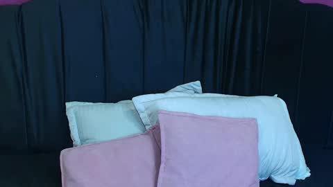 Snapshot of roseesmith_ chatting on 02/19/25, 07:16 R O S E S M I T H online show from 02/19/25, 07:16