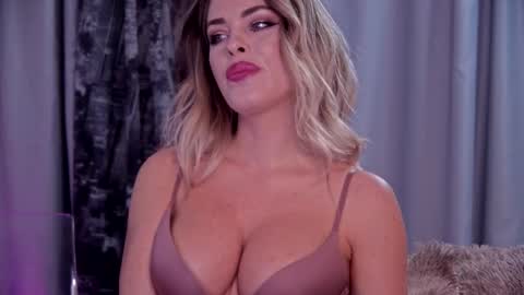 Snapshot of roseevansx chatting on 11/06/25, 02:07 Sonia online show from 11/06/25, 02:07