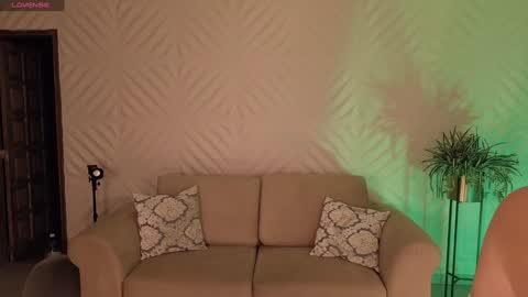 Snapshot of roseferrera chatting on 01/20/25, 01:28 Rose online show from 01/20/25, 01:28