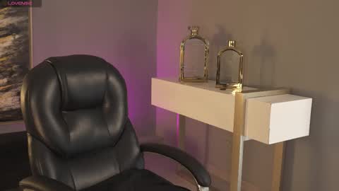 Snapshot of roseferrera chatting on 10/14/25, 08:53 Rose online show from 10/14/25, 08:53