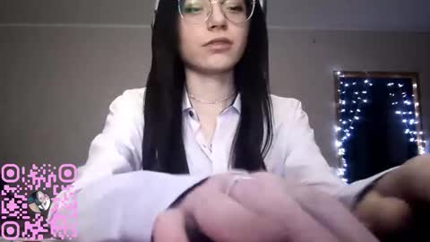 Snapshot of rosellalafferty chatting on 12/17/25, 08:37 Violeta online show from 12/17/25, 08:37