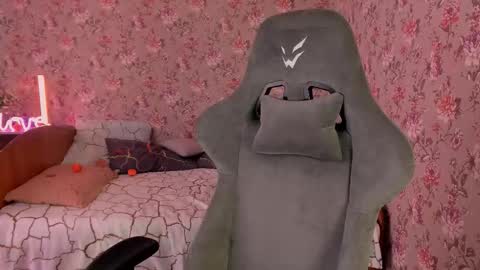 Lola online show from 11/08/25, 04:45