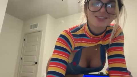 Snapshot of rosiecheeksxoxo chatting on 10/22/25, 01:06 Rosie online show from 10/22/25, 01:06