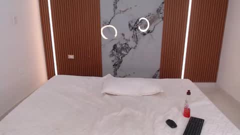 Snapshot of rosselyn_ chatting on 11/15/25, 01:29 Rossi Hill online show from 11/15/25, 01:29