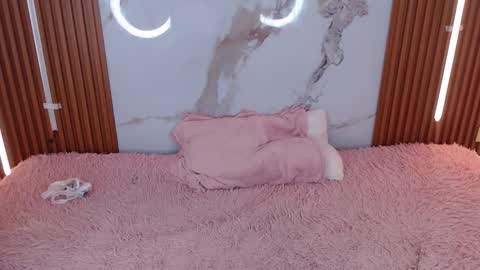 Snapshot of rosselyn_ chatting on 11/23/25, 07:35 Rossi Hill online show from 11/23/25, 07:35